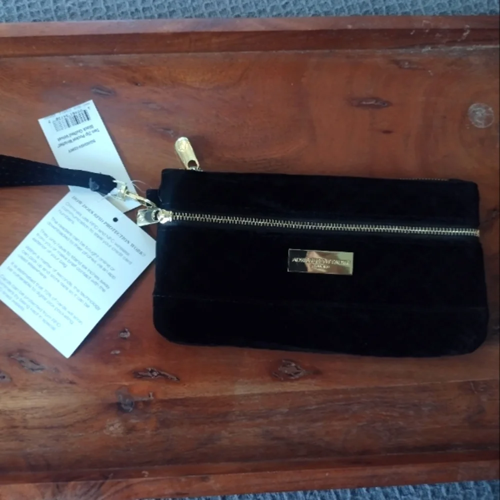 NWT Adrienne Vittadini Black Quilted Velvet Two Zip Pocket Wristlet - Picture 1 of 8